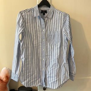 Excellent condition linen long sleeve collard shirt in white and blue size 2